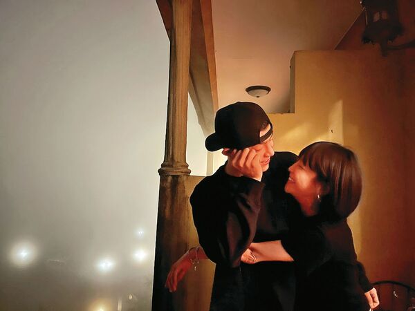 謝欣穎(右)與王柏傑(左)交往4年,期間分合傳言不斷,挺過男的各種風波,只是似乎沒有和平分手。(翻攝自謝欣穎IG)