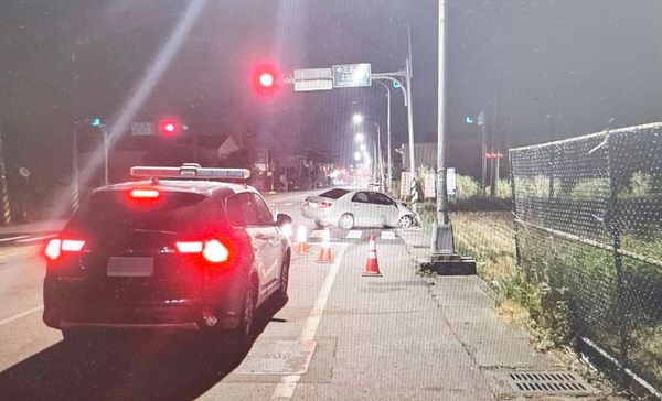 ▲桃園市廖姓男子今天凌晨駕車行經中壢區中正路三段失控自撞路旁電桿,造成車頭全毀。(圖/中壢警方提供)