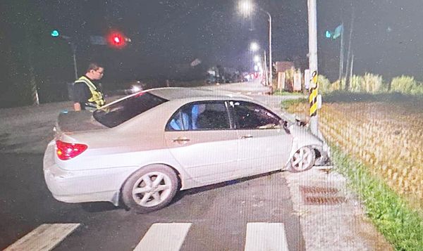 ▲中壢區中正路三段今天凌晨發生自小客車失控自撞路旁電桿事故員警到場處理。(圖/中壢警方提供)