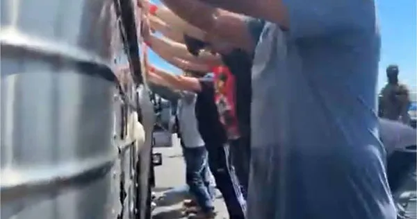 美國喬治亞州一處南韓電池工廠遭ICE帶員抓捕475人。(圖/翻攝自社群網站X @koryodynasty)