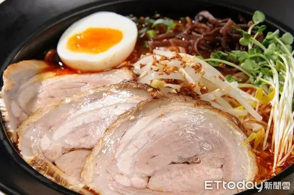 ▲樂麵屋叉燒辣辣豚骨拉麵。(圖/取自樂麵屋臉書)