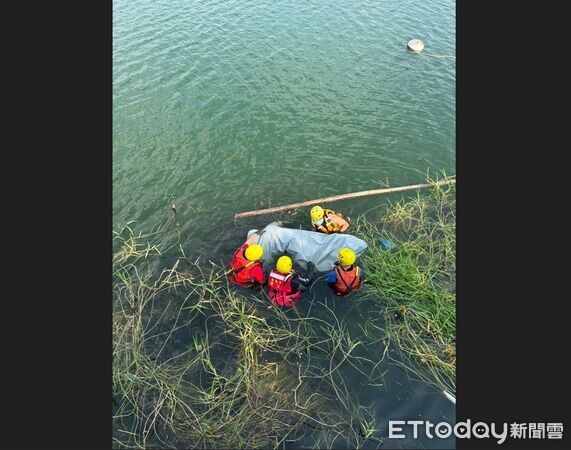 ▲▼蘭潭驚見浮屍。(圖/記者翁伊森翻攝)