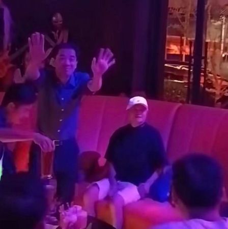▲▼馬雲現身阿里巴巴園區酒吧。(圖/翻攝微博)
