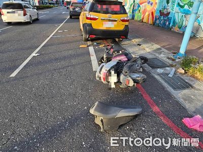 花蓮警車撞待轉機車！77歲女騎士倒地昏迷　一度命危送醫急救