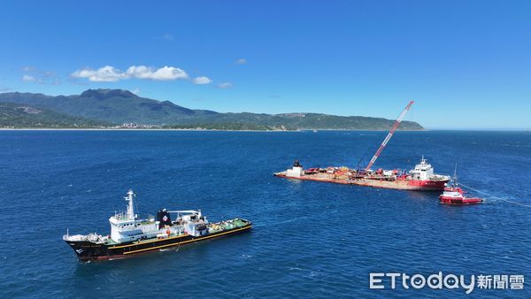 ▲▼陸籍貨輪「鈺洲啟航」脫淺。(圖/航港局提供)