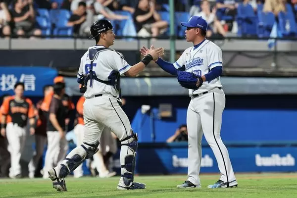 ▲▼曾峻岳、戴培峰。(圖/富邦悍將提供)