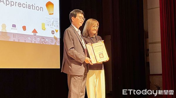 ▲桃園市府今明兩天在龍潭渴望莊園舉辦「國小雙語中外師培訓共識營」,會中表揚優秀雙語教師。(圖/記者沈繼昌翻攝)