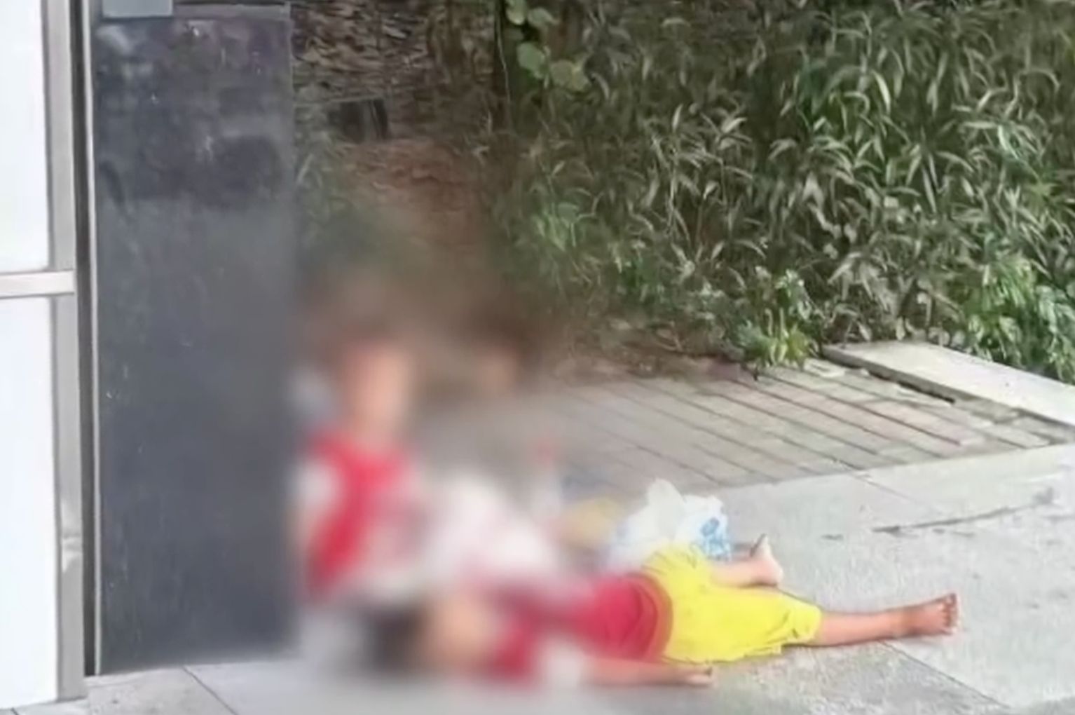 ▲三名幼童在地鐵站口就地躺坐,身邊無大人照看,引起外界關心。(圖/翻攝新京報)