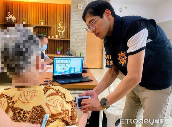 ▲屏東縣警局長者指紋建檔,一鍵掃描助迷途者安全返家。(圖/記者陳崑福翻攝)