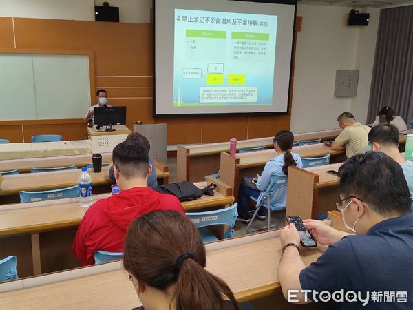 ▲▼ 嘉檢強化公務員廉政倫理規範與便民法紀精神,王輝興檢察官引用自身偵辦經驗深耕法治觀念 。(圖/嘉義地檢署提供)