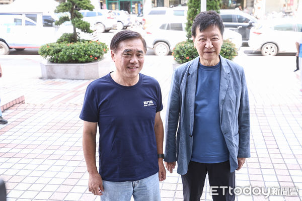 ▲郝龍斌登記參選國民黨主席,趙少康陪同。(圖/記者林敬旻攝)