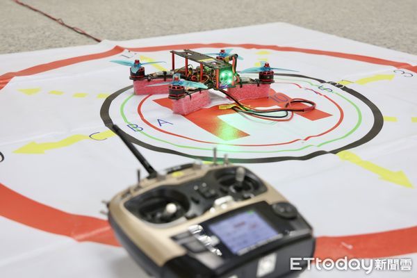 ▲市長黃偉哲參訪白河內角營區「陸軍無人機訓練中心」,親自體驗操作無人機。(記者林東良翻攝,下同)