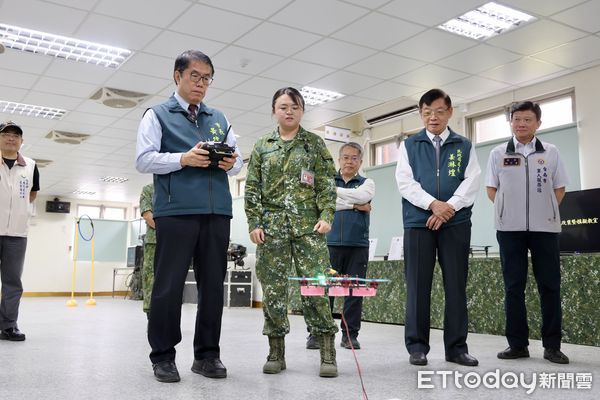 ▲市長黃偉哲參訪白河內角營區「陸軍無人機訓練中心」,親自體驗操作無人機。(記者林東良翻攝,下同)