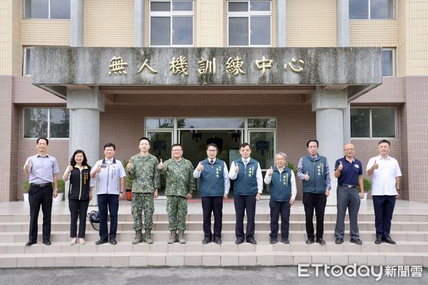 ▲市長黃偉哲參訪白河內角營區「陸軍無人機訓練中心」,親自體驗操作無人機。(記者林東良翻攝,下同)
