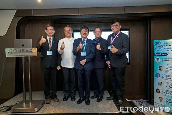 ▲左起萬芳醫院院長劉燦宏、我駐菲律賓大使、台北醫學院院長劉燦宏,菲國資訊科技服務長Bently Roxas。(圖/萬芳醫院提供)