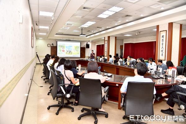 ▲▼玉里醫院邀請台灣網路成癮防治學會理事長、清華大學李昆樺副教授蒞院演講。(圖/玉里醫院提供,下同)