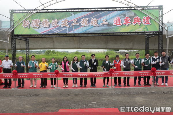 ▲新灣橋改建竣工通車,拓寬橋梁並增設人行道,改善永康、新化交通瓶頸。(記者林東良翻攝,下同)