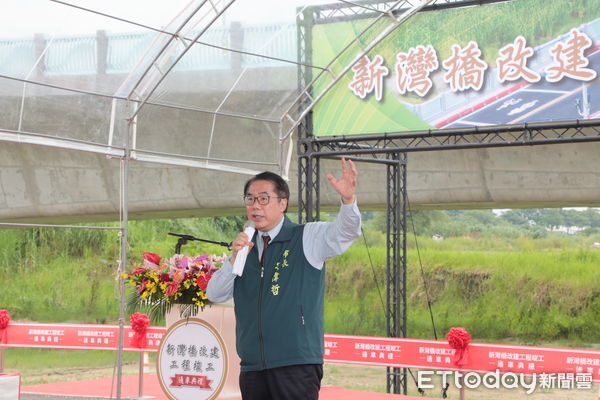 ▲新灣橋改建竣工通車,拓寬橋梁並增設人行道,改善永康、新化交通瓶頸。(記者林東良翻攝,下同)