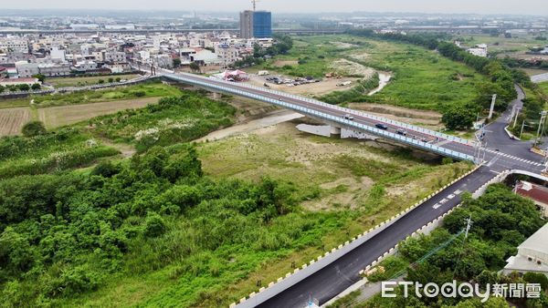 ▲新灣橋改建竣工通車,拓寬橋梁並增設人行道,改善永康、新化交通瓶頸。(記者林東良翻攝,下同)