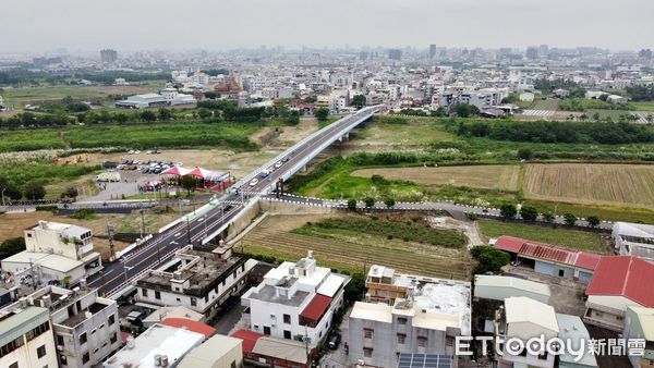 ▲新灣橋改建竣工通車,拓寬橋梁並增設人行道,改善永康、新化交通瓶頸。(記者林東良翻攝,下同)