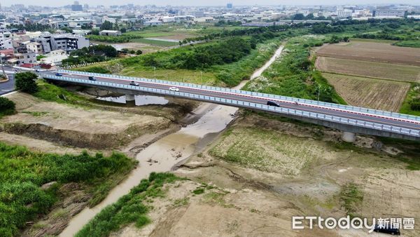 ▲新灣橋改建竣工通車,拓寬橋梁並增設人行道,改善永康、新化交通瓶頸。(記者林東良翻攝,下同)