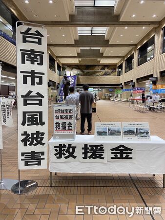 ▲黃偉哲市長造訪山形市,向捐款賑災的市民及團體頒發感謝狀。(記者林東良翻攝,下同)