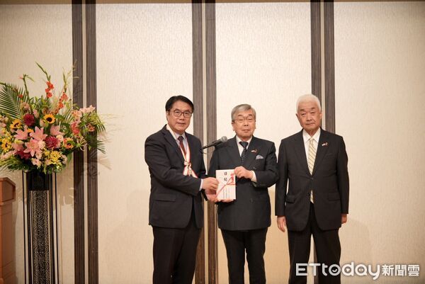 ▲黃偉哲市長造訪山形市,向捐款賑災的市民及團體頒發感謝狀。(記者林東良翻攝,下同)