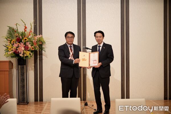 ▲黃偉哲市長造訪山形市,向捐款賑災的市民及團體頒發感謝狀。(記者林東良翻攝,下同)