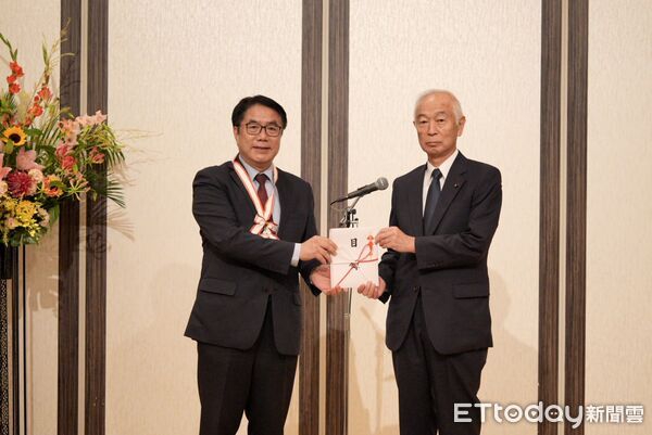 ▲黃偉哲市長造訪山形市,向捐款賑災的市民及團體頒發感謝狀。(記者林東良翻攝,下同)