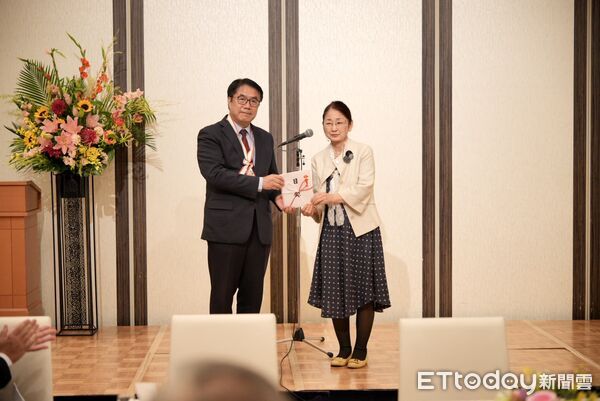 ▲黃偉哲市長造訪山形市,向捐款賑災的市民及團體頒發感謝狀。(記者林東良翻攝,下同)