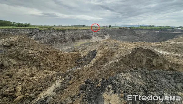 ▲美濃大峽谷超挖達20米逾7層樓高度,水平線農地上怪手可看出離譜超挖深度。(圖/民眾提供)