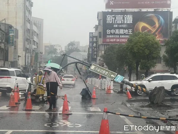 ▲彰化號誌桿突倒下,所幸並未砸傷人。(圖/記者唐詠絮翻攝,下同)