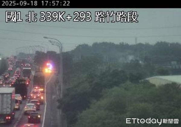 ▲▼ 快訊/國1北向路竹段「火燒車」狂竄黑煙 出口匝道封閉!車流塞爆。(圖/記者賴文萱翻攝)