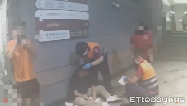 ▲▼台大碩士生蕭男在大安捷運站出口一處便利商店遭馬男持三節鞭K爆頭。(圖/記者邱中岳翻攝)