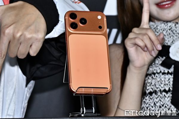 ▲▼ iPhone 17於今(19)日起全面開賣,iPhone 17 Pro 宇宙橙。(圖/記者李毓康攝)