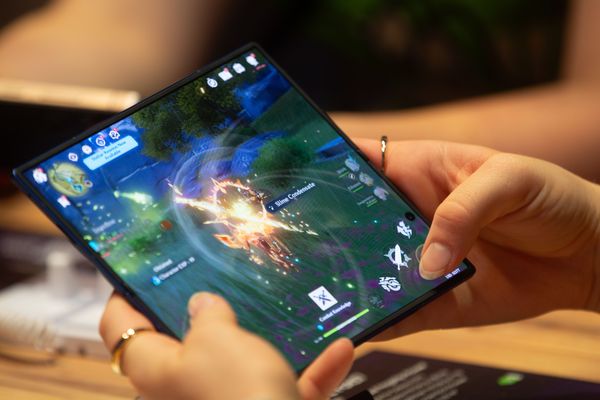 ▲▼三星推出號稱比蘋果輕薄、無明顯摺痕的折疊式手機「Galaxy Z Fold7」。(圖/達志影像)