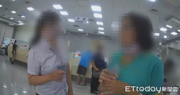 ▲東港警方勸阻黃女被騙。(圖/記者陳崑福翻攝)