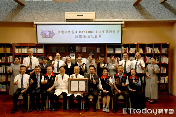 ▲▼英國標準協會副協理林應祥頒發通過認證證書,由慈濟醫療法人執行長林俊龍(中)及花蓮慈院院長林欣榮(左)代表接受。(圖/慈濟醫學中心提供,下同)