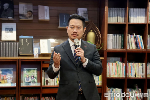 ▲▼英國標準協會副協理林應祥頒發通過認證證書,由慈濟醫療法人執行長林俊龍(中)及花蓮慈院院長林欣榮(左)代表接受。(圖/慈濟醫學中心提供,下同)