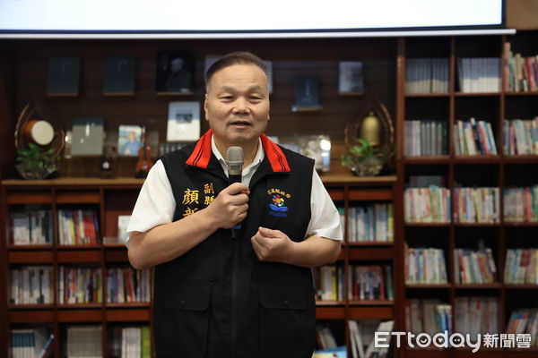 ▲▼英國標準協會副協理林應祥頒發通過認證證書,由慈濟醫療法人執行長林俊龍(中)及花蓮慈院院長林欣榮(左)代表接受。(圖/慈濟醫學中心提供,下同)