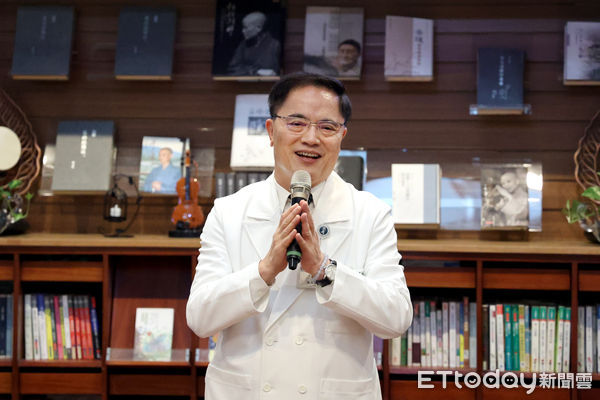 ▲▼英國標準協會副協理林應祥頒發通過認證證書,由慈濟醫療法人執行長林俊龍(中)及花蓮慈院院長林欣榮(左)代表接受。(圖/慈濟醫學中心提供,下同)