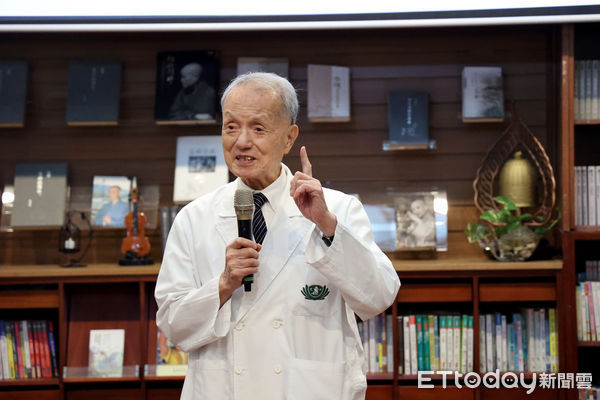 ▲▼英國標準協會副協理林應祥頒發通過認證證書,由慈濟醫療法人執行長林俊龍(中)及花蓮慈院院長林欣榮(左)代表接受。(圖/慈濟醫學中心提供,下同)