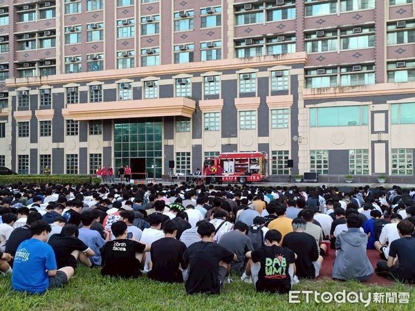▲南消五大隊鹽行消防分隊於南台科技大學進行防火與防災宣導,示範滅火器操作與逃生路線規劃。(記者林東良翻攝,下同)