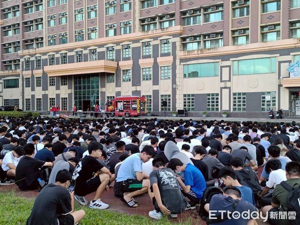 ▲南消五大隊鹽行消防分隊於南台科技大學進行防火與防災宣導,示範滅火器操作與逃生路線規劃。(記者林東良翻攝,下同)