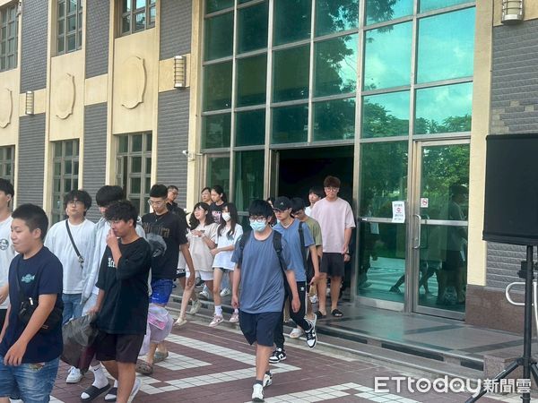 ▲南消五大隊鹽行消防分隊於南台科技大學進行防火與防災宣導,示範滅火器操作與逃生路線規劃。(記者林東良翻攝,下同)