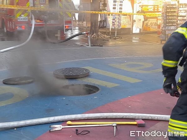 ▲▼萬華街頭水溝蓋冒黑煙,消防警封鎖交管。(圖/記者邱中岳翻攝)