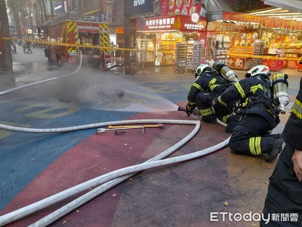 ▲▼萬華街頭水溝蓋冒黑煙,消防警封鎖交管。(圖/記者邱中岳翻攝)
