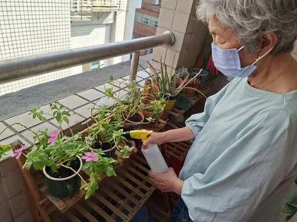 ▲桃榮護理長張婉柔提供照顧失智症四大心法