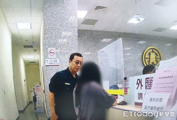 ▲東港警方勸阻張女。(圖/記者陳崑福翻攝)