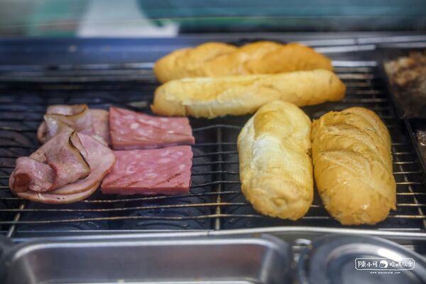 ▲▼板橋湳雅夜市美食「163熔岩起司牛排」,安格斯牛排潛艇堡推薦。(圖/部落客陳小可提供)